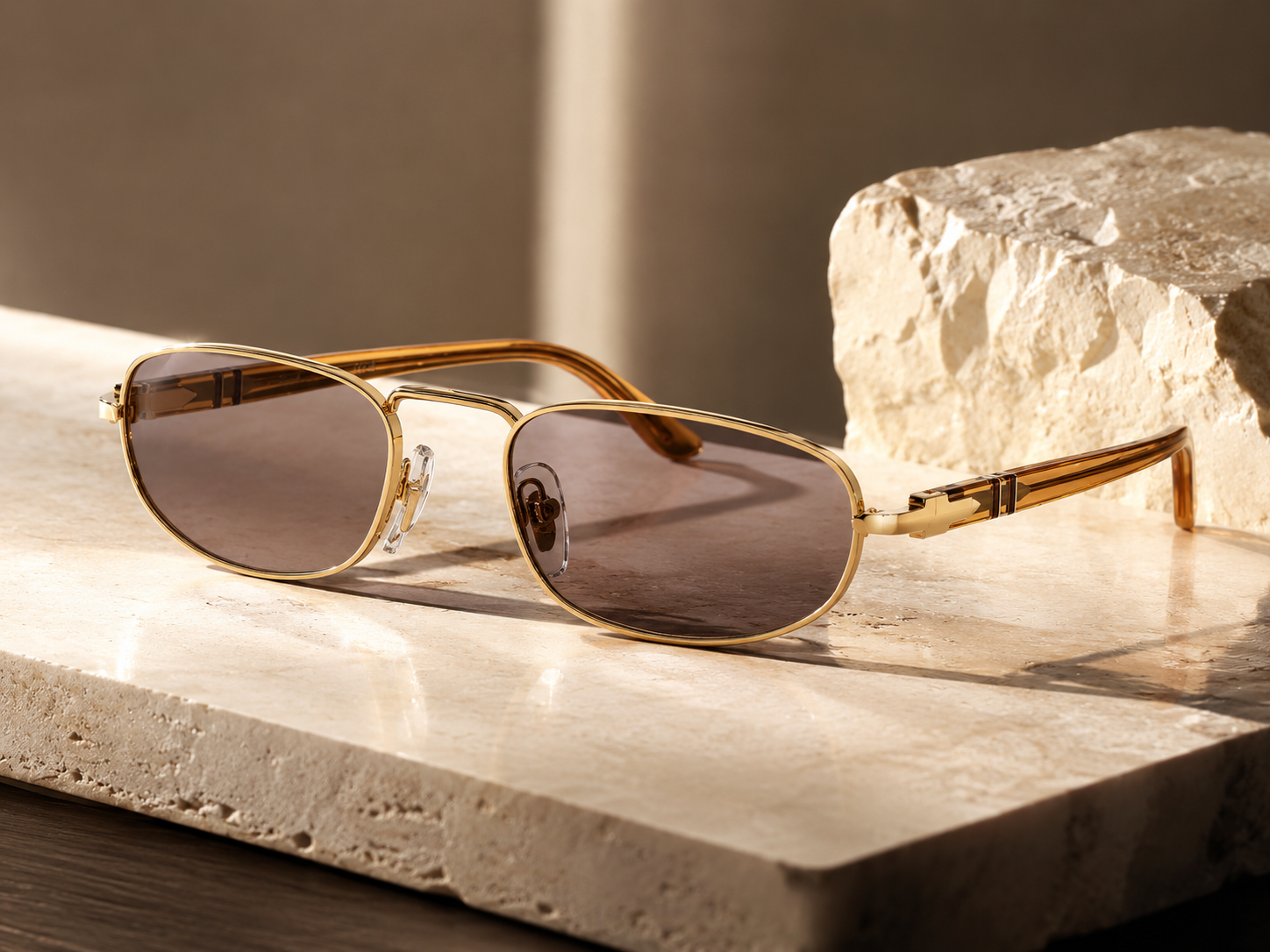 Gafas de sol Persol metal dorado lentes azules oval - Guillermo Ópticos Madrid