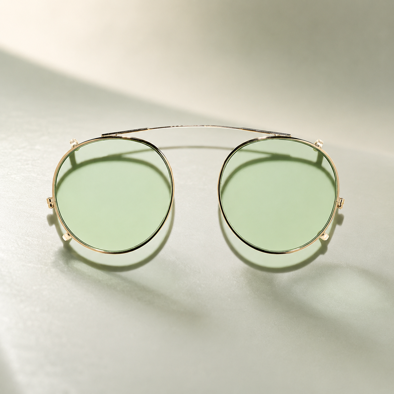 MOSCOT clip-on redondas lentes verdes doradas - Guillermo Ópticos Madrid